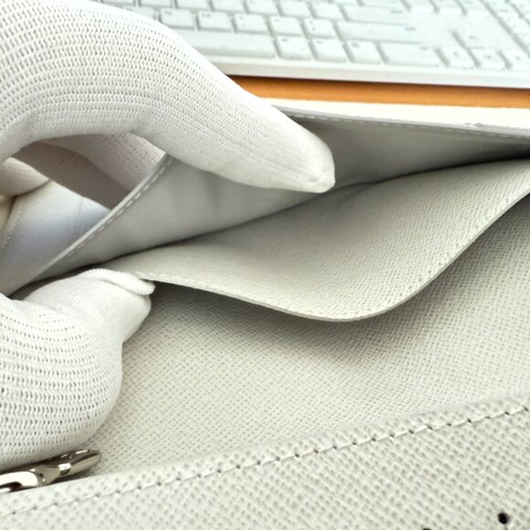 $1567 Authentic LOUIS VUITTON Made in FRANCE TA3220 White Leather Long Wallet - Picture 7 of 12